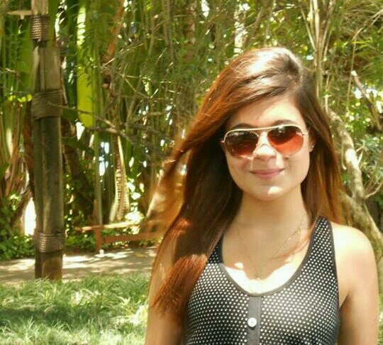 Cantora de funk nas horas vagas e estudante o resto do dia. Contato para shows: só falar com meu pai.