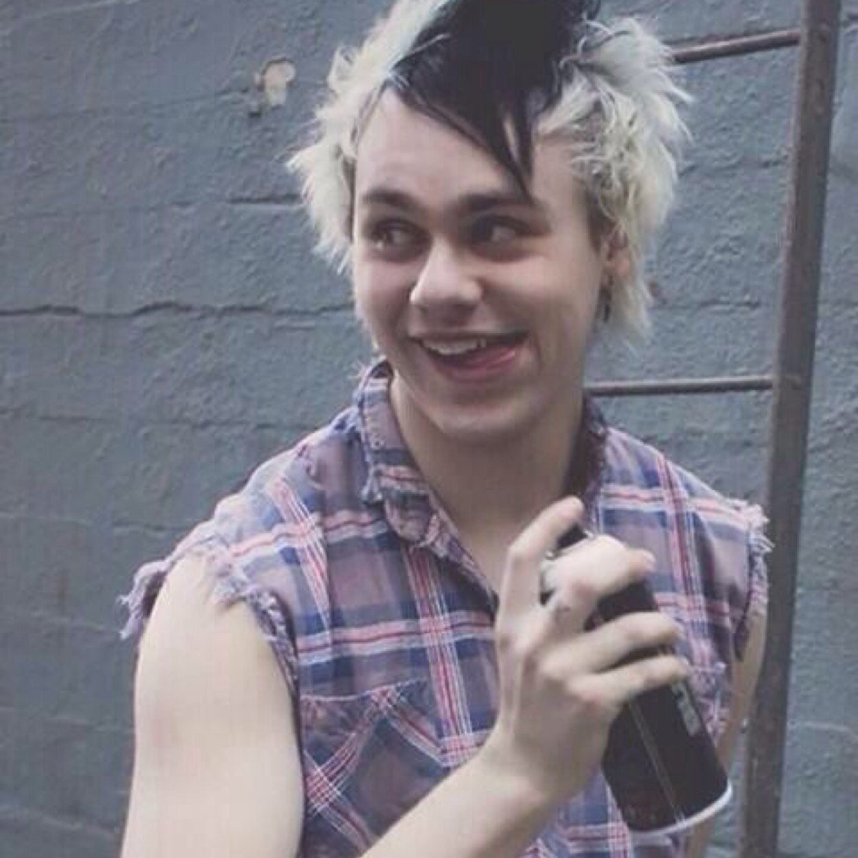 Go follow @janoskihemmings bc i gave you a free follow❤️ she'll follow you back!
