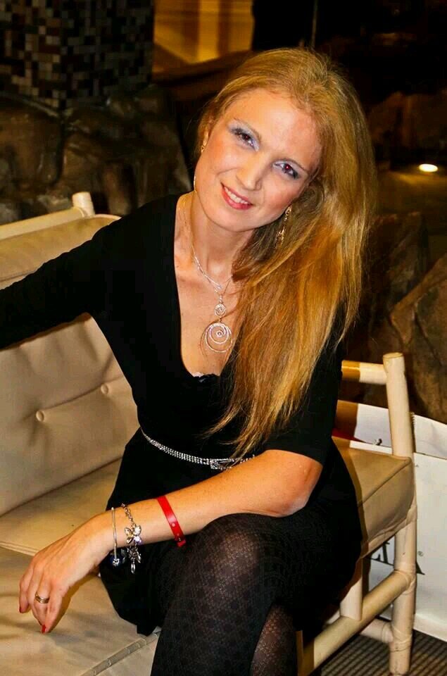 Sono un anomala siciliana sui gli enta :) capelli biondi occhi azzurri ,mamma felice da tre anni, che è in cerca sempre della sua strada ..!