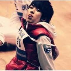1/7 INFINITE. Soy una piruleta (≧ω≦). No te gustaría saber todo lo que puedo hacer con mi cara. Vocalista, bailarín, modelo y actor.