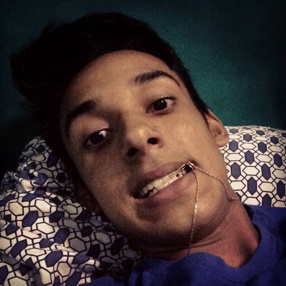 Amo futsal e outros esportes. Curto sair com a minha familia.