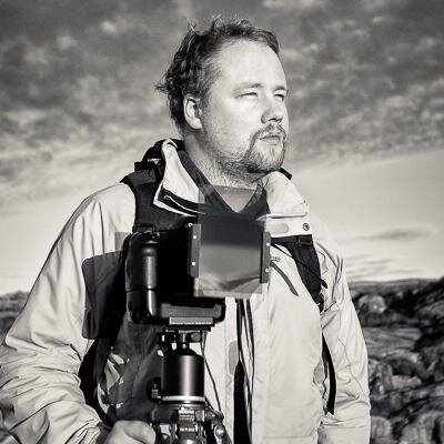 Fotograf, författare och utbildare. Kursledare för Canon samt arrangör av egna fotokurser och workshops. Medlem i Naturfotograferna och PhotoNatura.