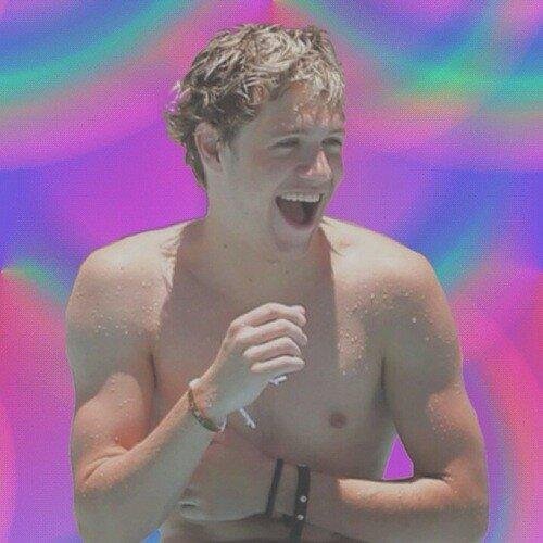 mood: sick and tired of niall's wearing clothes habit