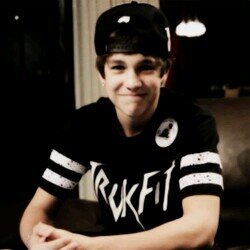 austin, 17, single.                                                                                              vivo in dm.