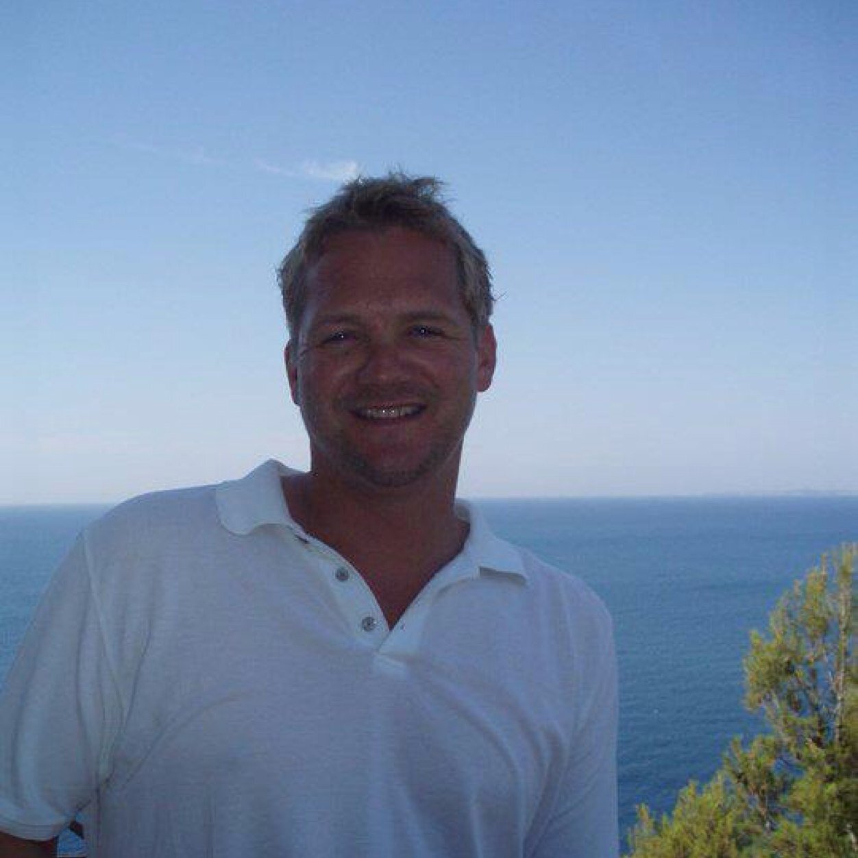 17greeny's profile picture. Ex professional sportman and actor, now teaching bad habits to my disciples at GCC, party lover and lifetime member to E-harmony.