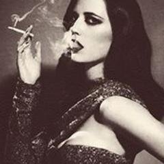 Diosa de la venganza y el equilibrio.  Me gusta joder cuando estáis demasiado contentos.  Mi cólera es divina así que no toques las narices.