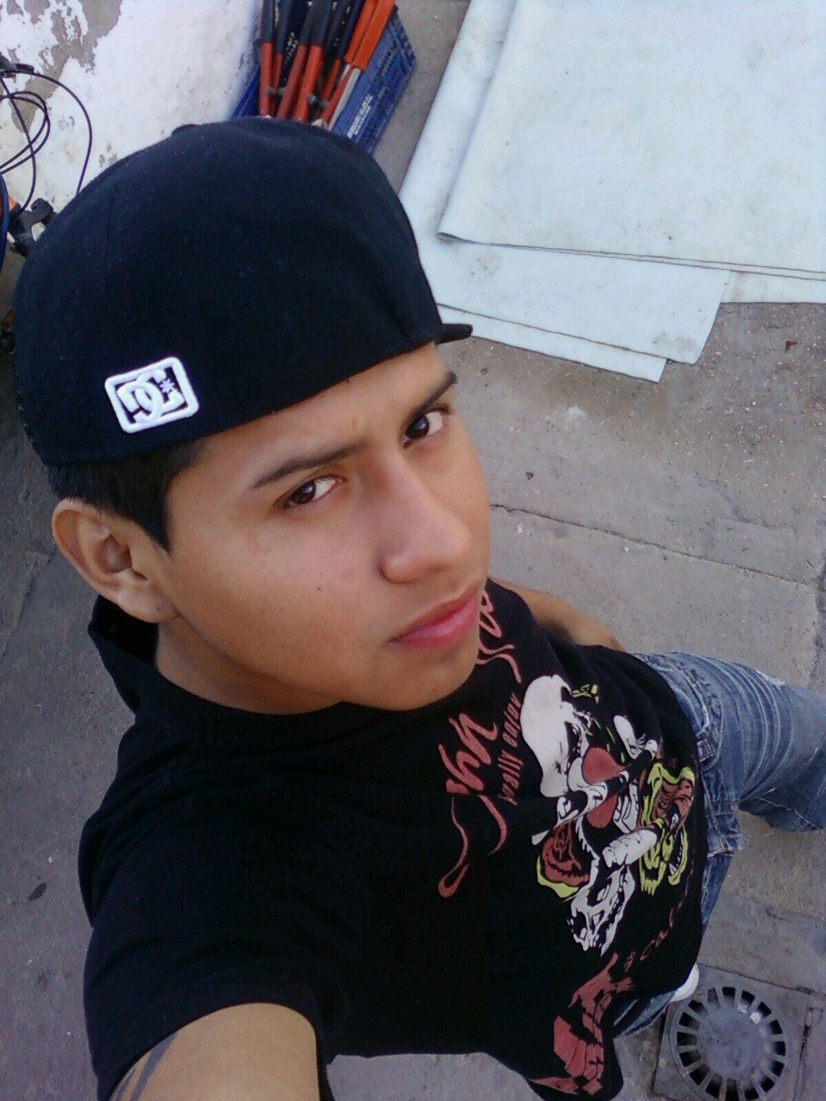 por mas duro qe sea el pasado.. nunca debes de mirar atras