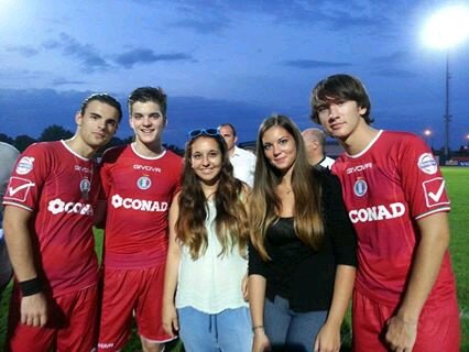 amo la musica pop,dance e rap.. e non mi perdo una puntata i the vampire diaries.. stravedo per Ian Somerhalder e Mario Casas