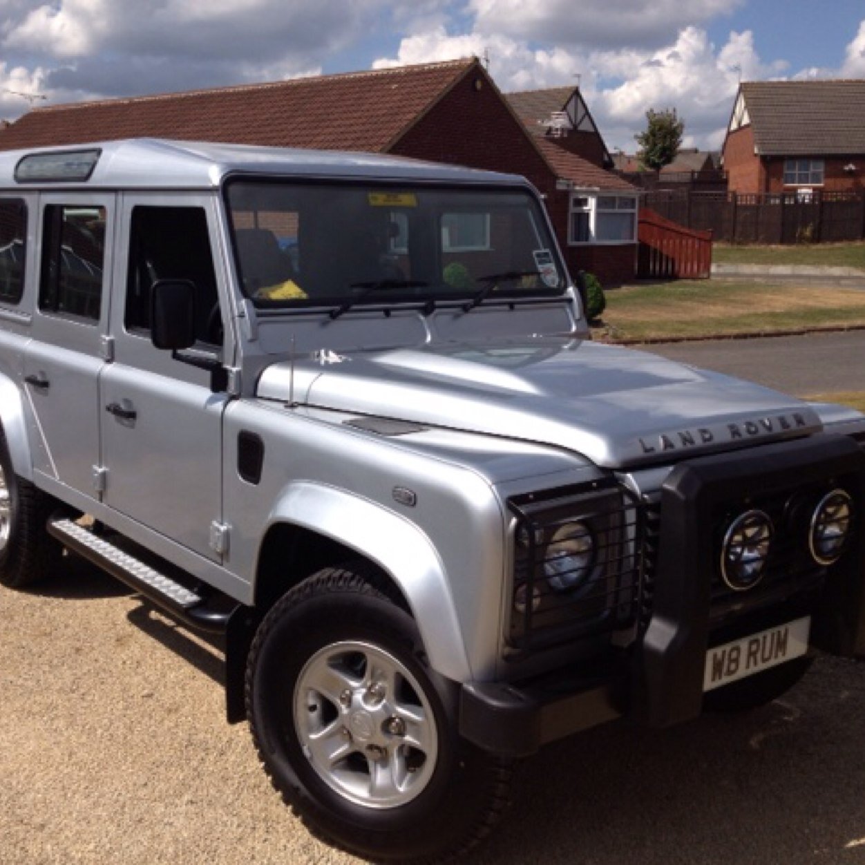 Automotive mechanics, servicing and fixing cars, vans and 4x4. Engine repairs our speciality! Can we fix it? Yes we can.     We will buy your broken 4x4..