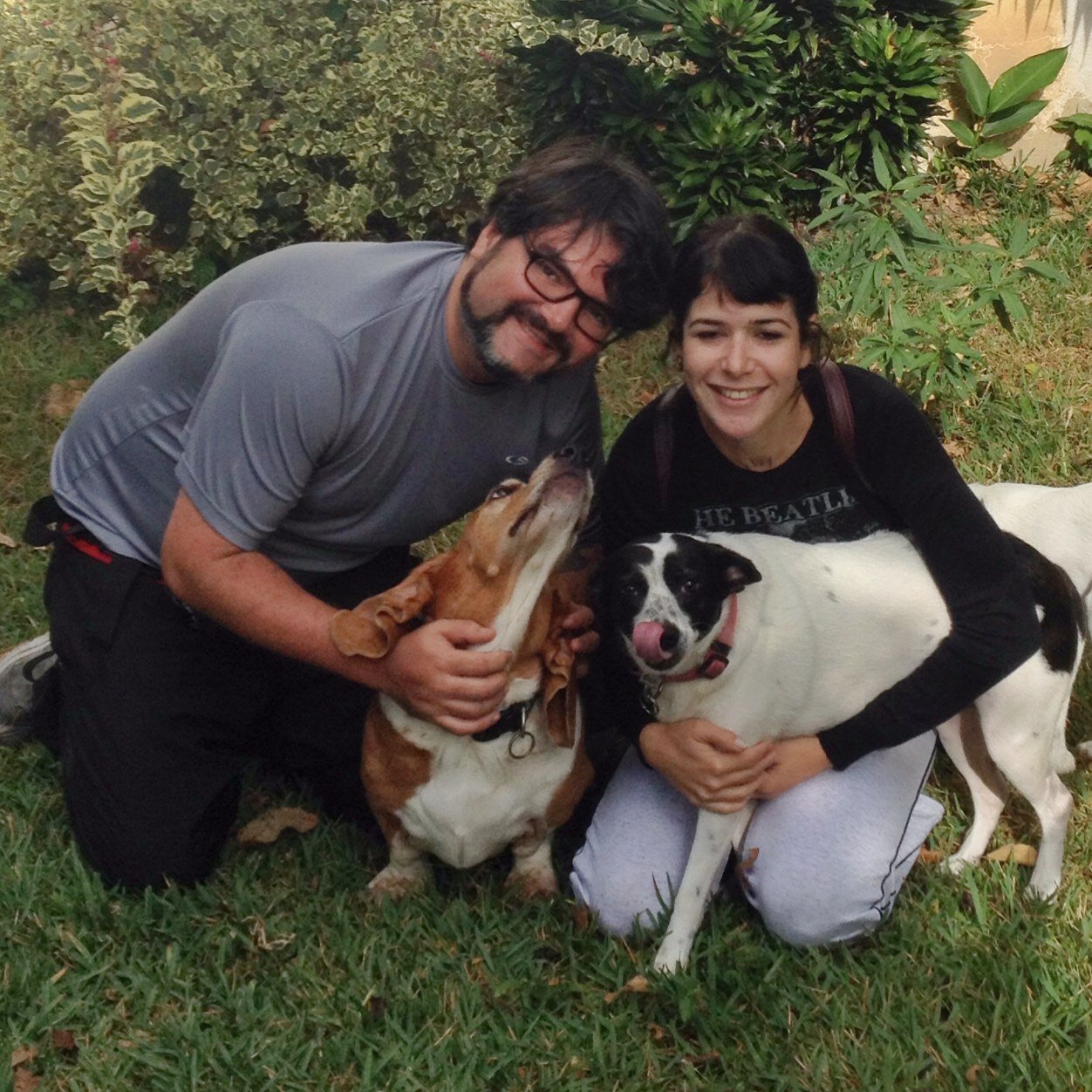 Una pareja de amantes de los perros, dedicados a promover la salud física y el equilibrio de los animales, a través del ejercicio diario en manada.