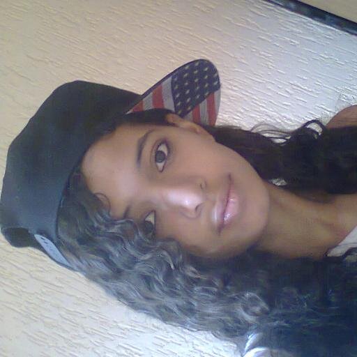 menina q usa boné de aba reta e fala giria ñ é feio feio é ser puta...!!!