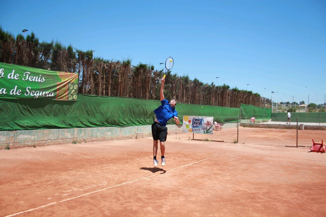 tenista y estudiante en capuchinos.  imposible pasar una semana sin jugar al tenis.