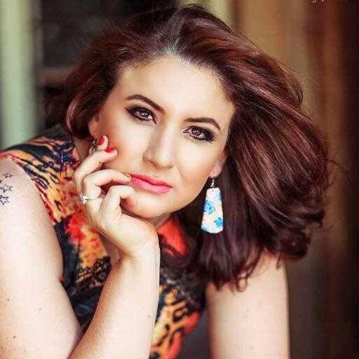 Idealista, altruísta y enamorada... Maestra, madre, poetiza...  Soy de las que consideran que el mundo será un lugar mejor sin la ignorancia...