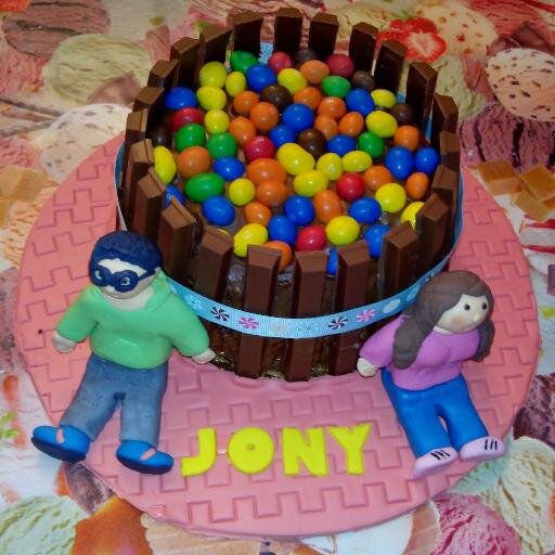 Hacemos tartas de Chocolate, con fondant, con chucherías, Cestas para eventos y todo tipo de manualidades a precios muy económicos. ¡ANÍMATE A PROBAR! (Madrid)