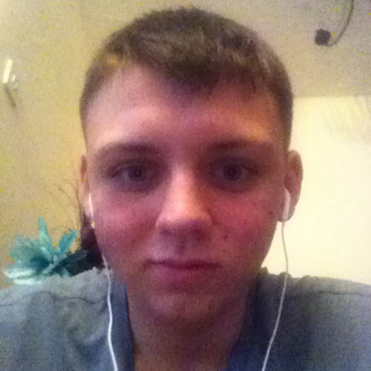 I hate sport other than darts, i love food, games, being with friends and family, also i'm fabulous! Follow me and I'll follow back. (Bathtub)
