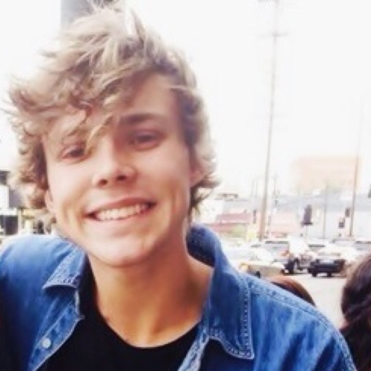 free smile follow -@dukeofmuke