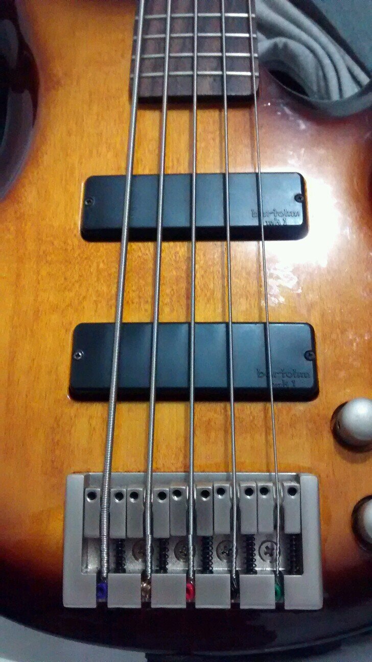 a1fredoWM's profile picture. la izquierda y la derecha son inventos de los de arriba, para controlar a los de abajo.