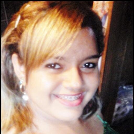 A menina com varios sonhos.Rodeada de muitos amigos.com qualidades e defeitos.Pois ninguém é perfeito! amo meus amigos e sempre em busca de novas amizades..