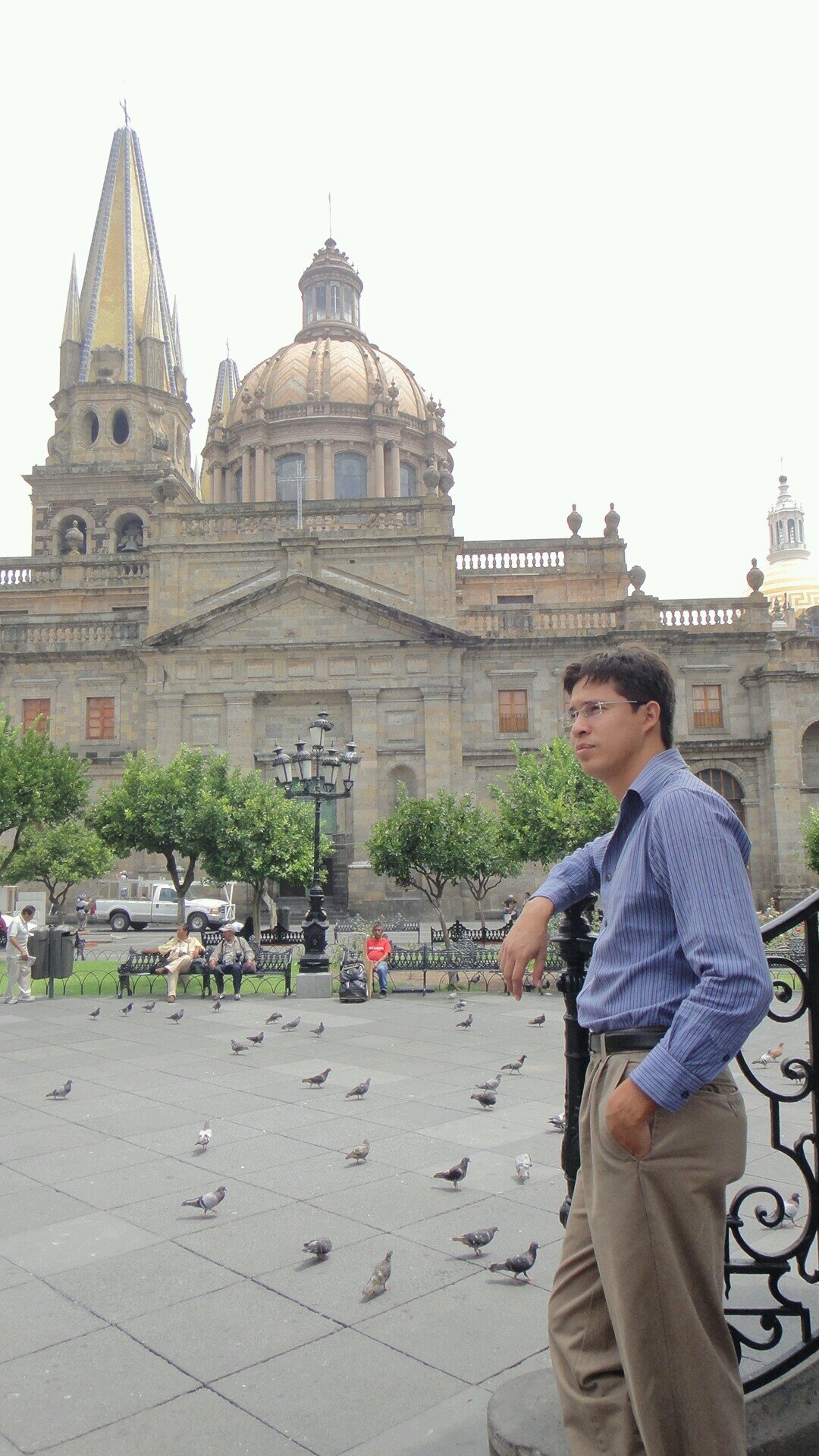 Es profesor de Español en educación secundaria. Cuando no está trabajando pasa el tiempo con amigos, lee, escribe o juega videojuegos.
