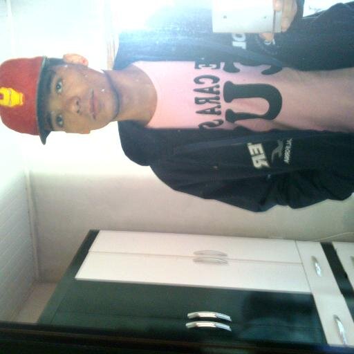 o que eu faço quando vejo alguem extremamente sexy...                                    ...eu olho... ... eu sorrio...e quando canso saio da frente do espelho.