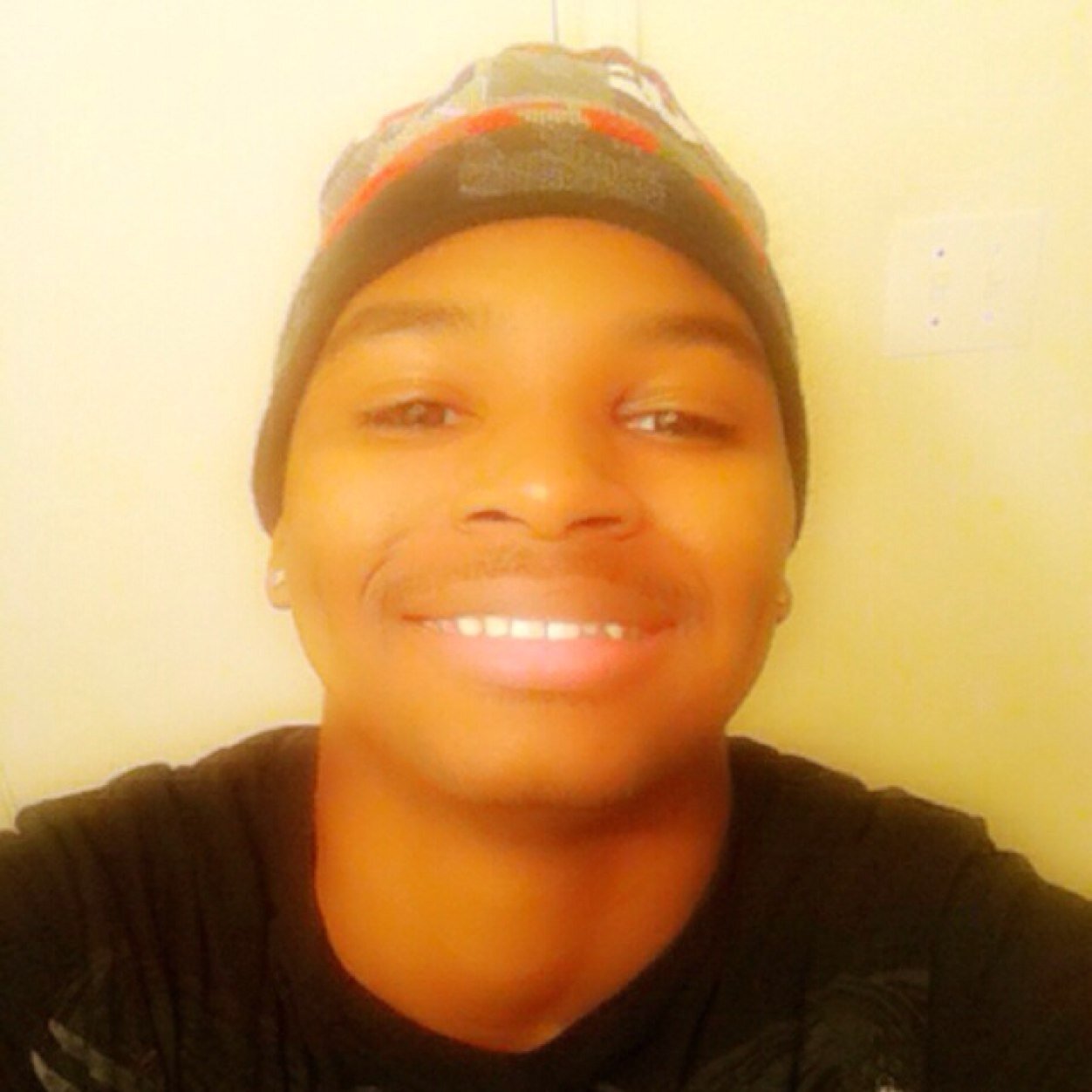 Well I'm 20 real cool to hang out with I party have fun and always live everyday also single and waiting for that one girl. So follow me and I will follow back.