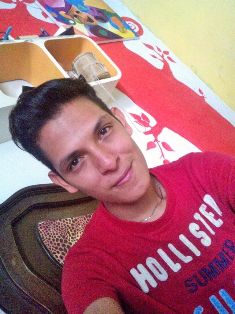 Bailarín de la cia. De danza de la ciudad de Villahermosa, actor y profesor de teatro. Algunos dicen que mosca muerta, Estudiante Lic. en Educación artística