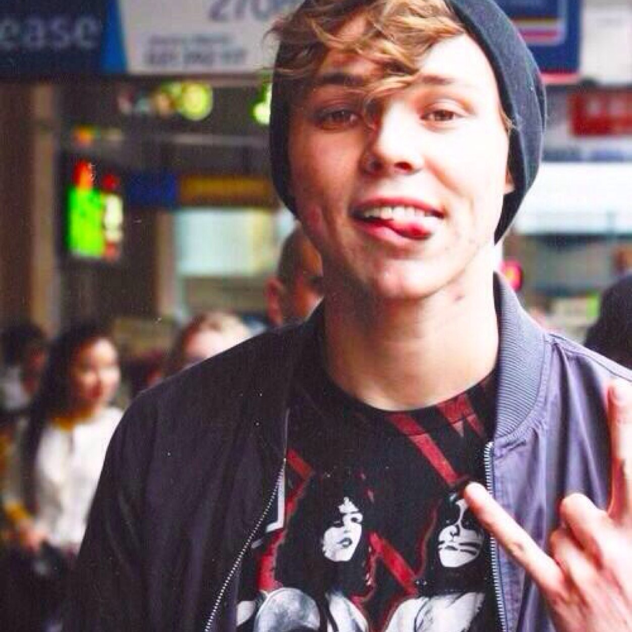 FOLLOW @1Derfully_5SOS. cake/4 josh/1d james/mcbusted topshop, applebees, stephen glickman
