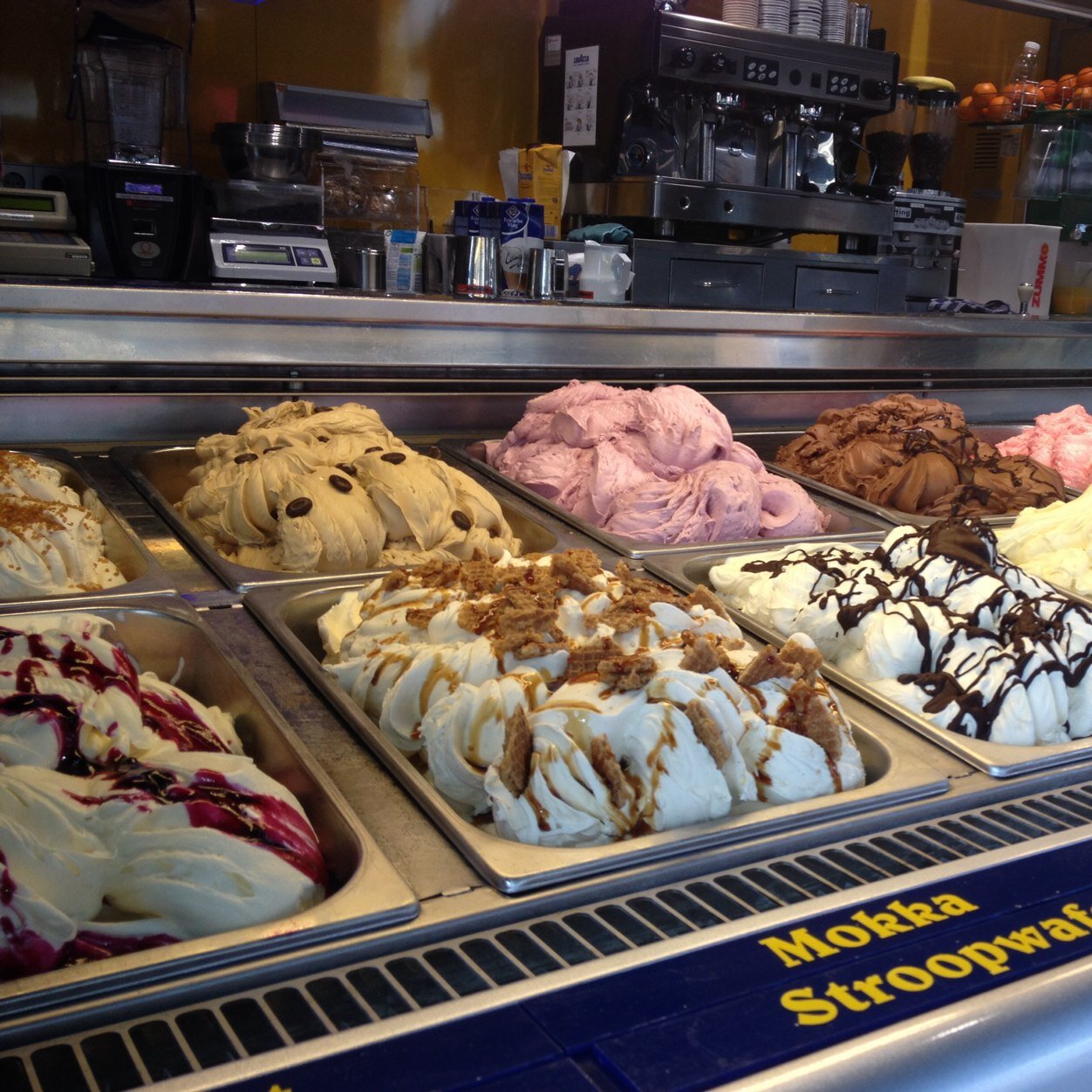 Ijs koffie smoothies broodjes nu ook frozen yoghurt op de Markt in Middelburg eigenaren zijn Chris en Yvette Smit www. Adomani.nl