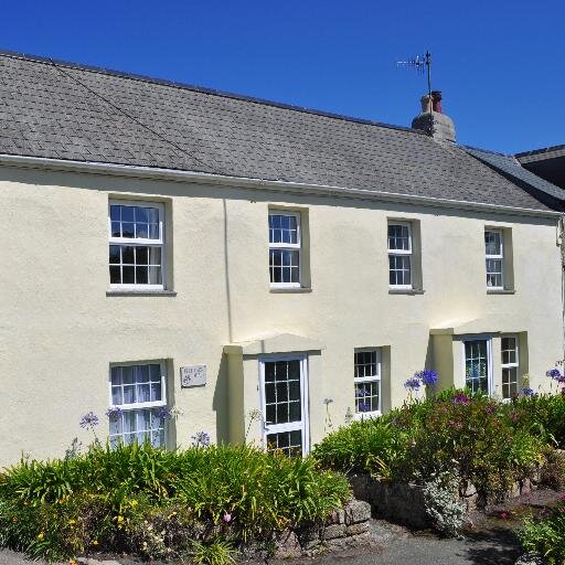 Character cottage on St Mary's, Scilly, 1 min from spectacular Old Town Beach. Cafes, shop, great pub,galleries, snorkelling,soft playzone all here in Old Town.