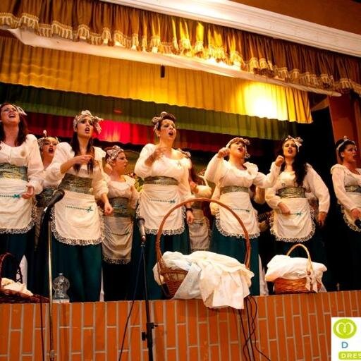Comparsa femenina de Chipiona. Ganas, ilusión y fuerza. Dirección: Marcos Oliva. Letra: Toni Romero. Música: Antonio Pedrosa.