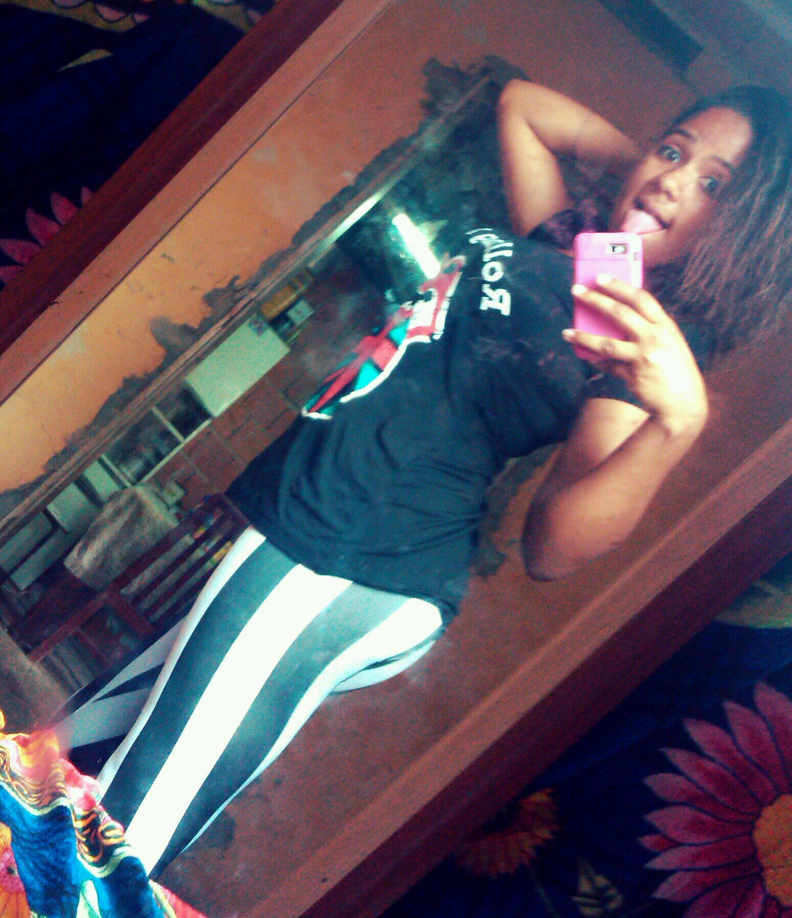 - Sou chata  , timida , gulosa , amo animais , adoro Emblem3 , Austin Mahone... Tenho 13 anos . Se quiser saber mais só me seguir ;)