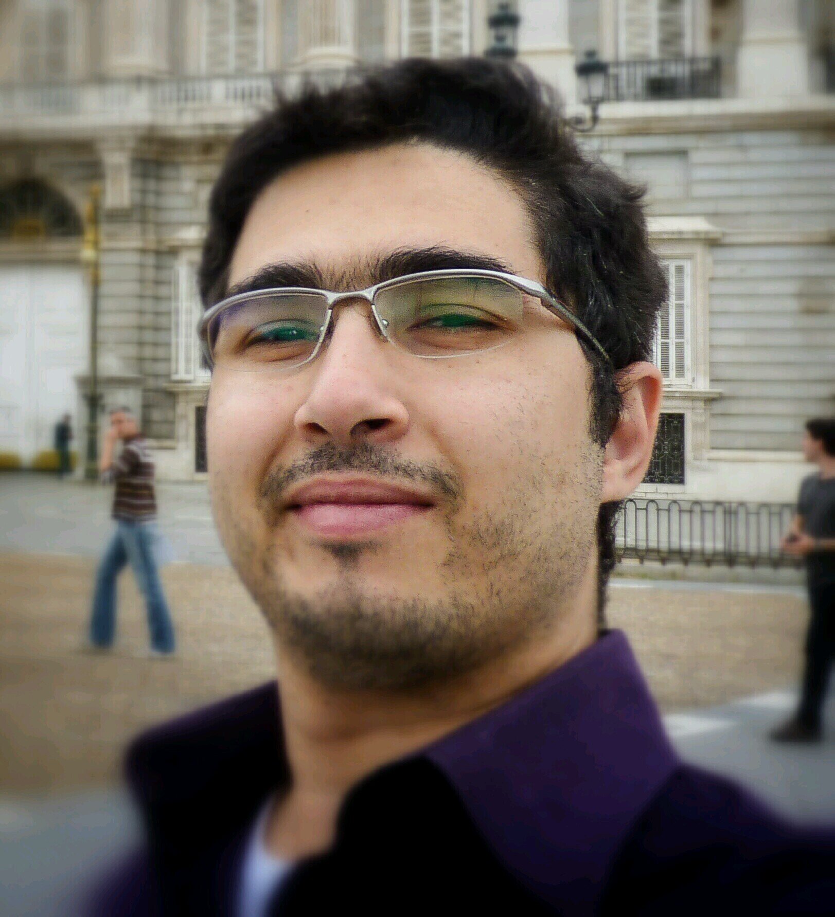 Amante de la fotografia, Abogado, Cinefilo empedernido y amante de la tecnologia, algo solitario, realista, romantico, soñador, escritor e impaciente.
