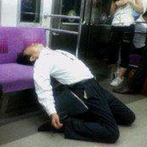 電車内で見てる方に注意！あなたは笑いに耐えられる？
 笑ってしまったらRTよろしく！