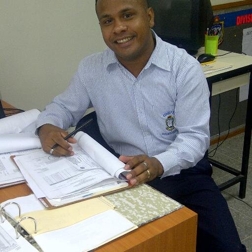 Profesor, ful amigo de mis enemigos y de mis amigos  también; tu y yo seremos  grandes amigos.... Amable, Honesto, Humilde y sobre  todo amoroso......