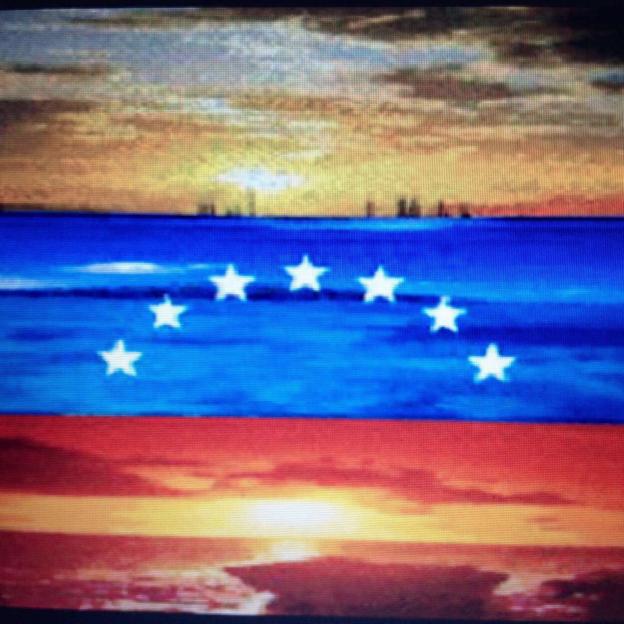 Venezolano / Aragueño y Tigrero hasta la muerte/ Tenista por amor y Abogado de profesion / ama a la vida , a tu familia y al hoy con pasion , es un presente !!