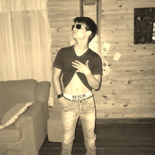 sonhador, simpatico, amigo em todas as horas, engraçado, gosto de cantar , não vivo sem musica... um pouquinho de mim ai