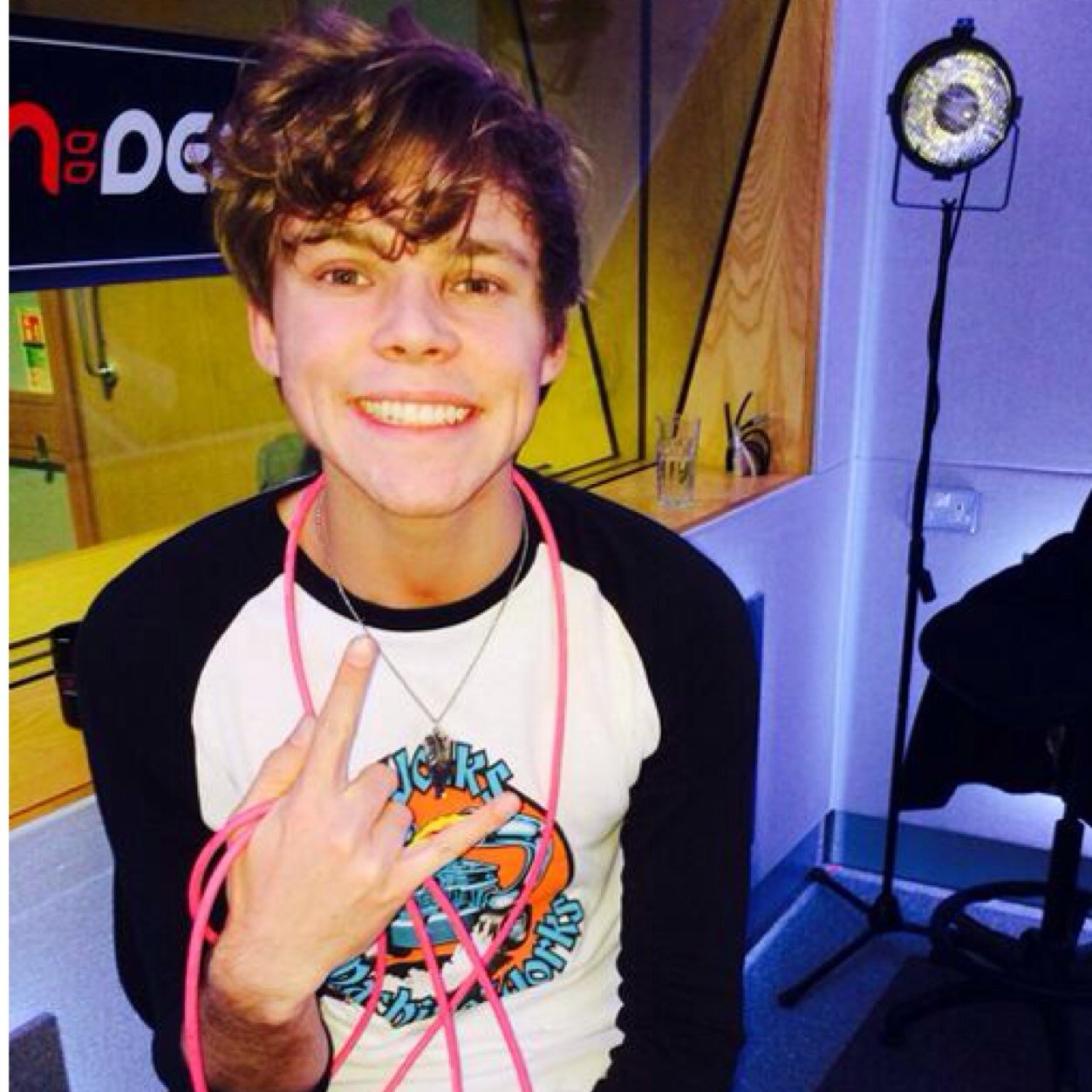 FREE FOLLOW! FOLLOW @MASHTONSMANGOS OR I UNFOLLOW♡