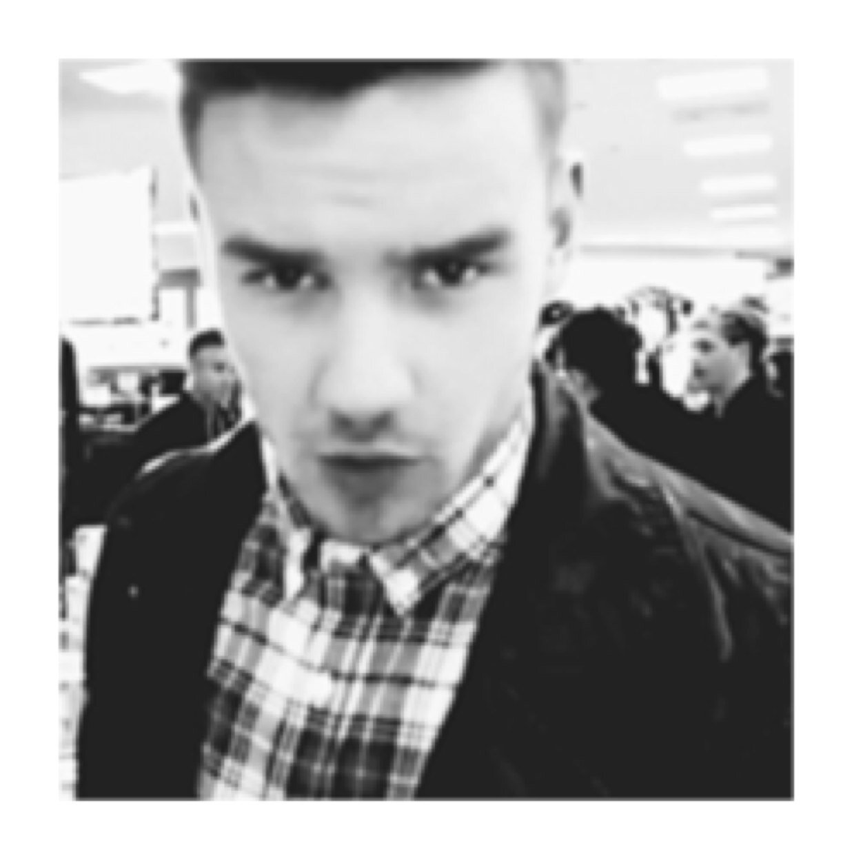 Hi cutie, can you follow @drugofhaz? ♡