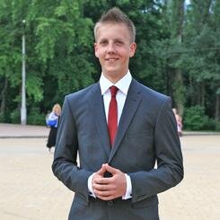 студент, фрилансю в программерстве, зарабатываю онлайн и офлайн, люблю футбол и гамать