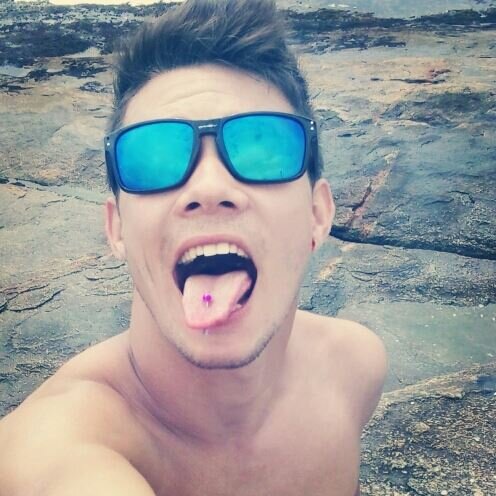 Amo futebol, praia e sair com os amjigos .