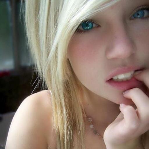 I love to sing, Dancer and im single and ready to mingle!