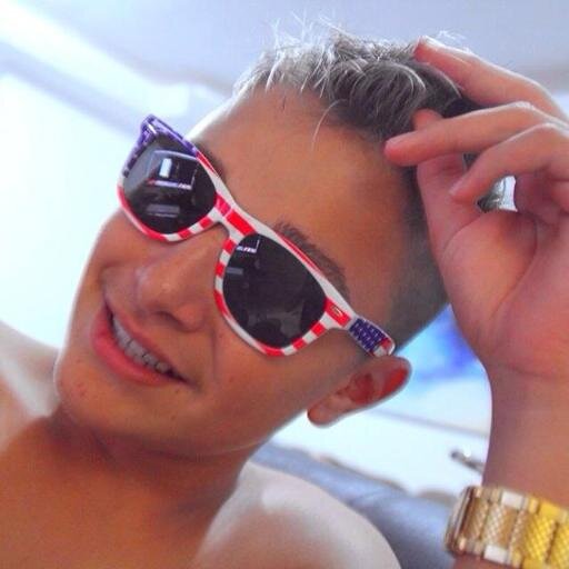 ♡ta namorando? ''tô ficando'' ficando com quem? ficando com depressão porque quero abraçar  meu ídolo e não consigo  ♡