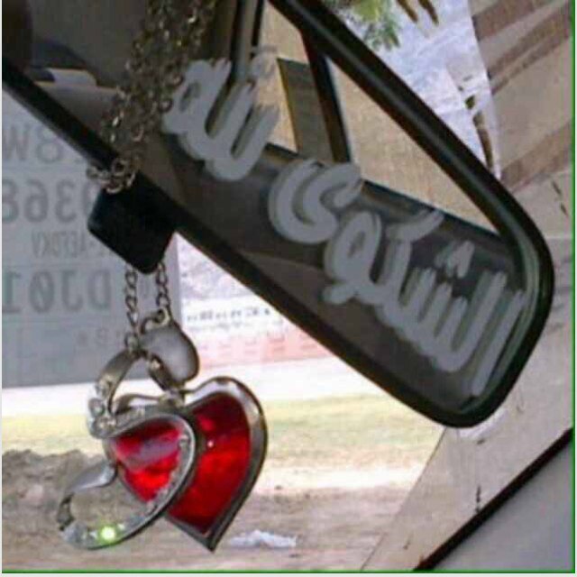 قلـب عطاك من الغلا لا تخليه
حافظ عليه من العواذل وصونـه
وابشر بقلب گل ما تعتني فيه
يعطيك لــو تطلبـه حتـى عيونه