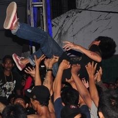 photo band on stage & info gigs