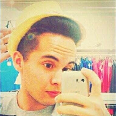18 anos, apaixonado por MODA, capricorniano, estudante, muito feliz, meio chato, preguiçoso!  Instagram: albertonijr / Skype: albertoni23