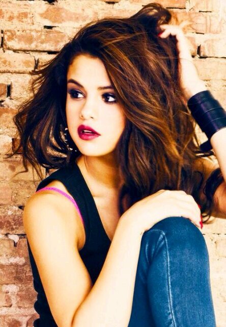 Twin sister to Sam. Daughter to Grant. Sister to Rae. Best friend to Ali. {Single/Straight} {20}