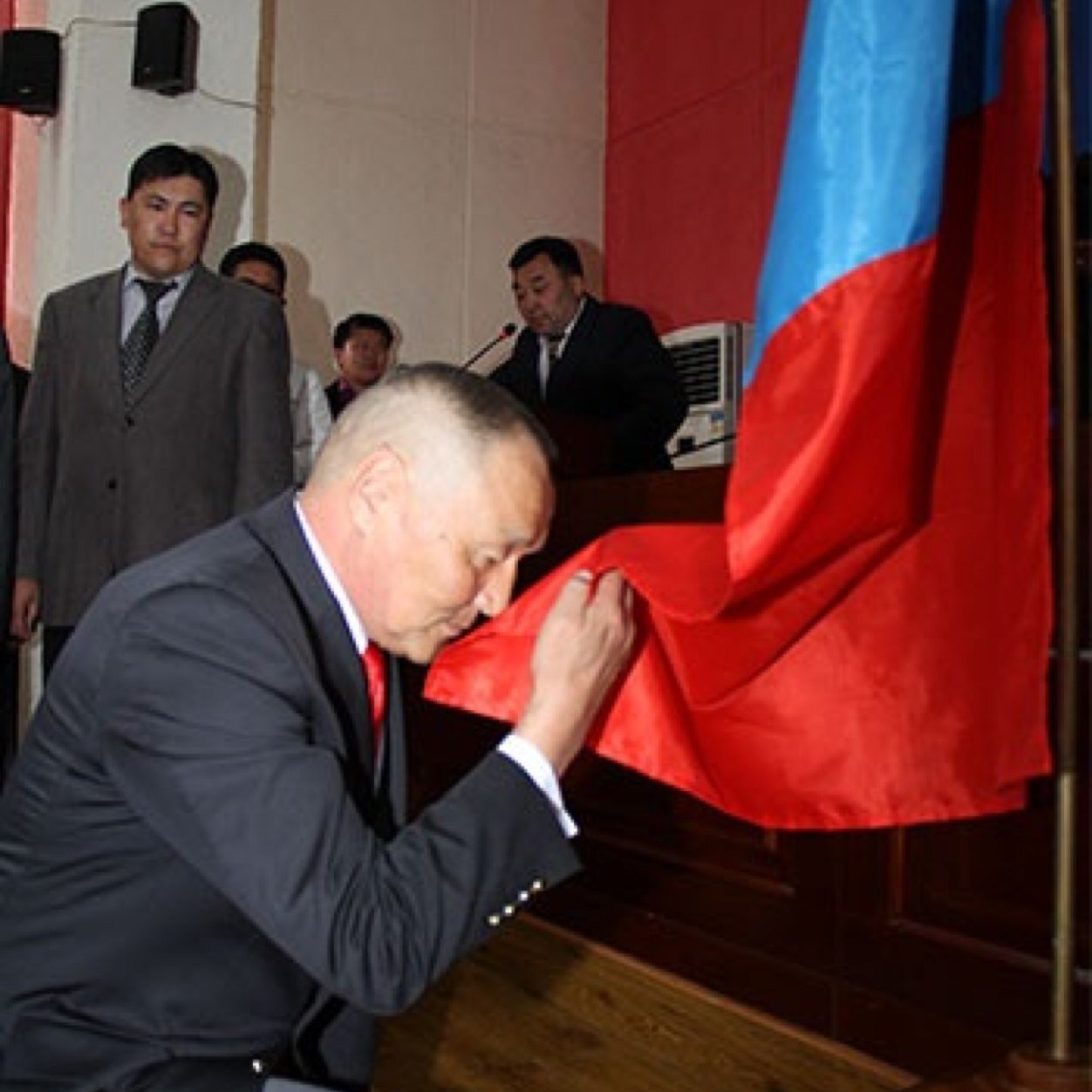 AxeZuit's profile picture. Чи Монгол хvн болж терсен нь л бол долоон голоо тасартал Монголын телее зvтгэ.Эс бегеес бид сенене. Б. Бааст.