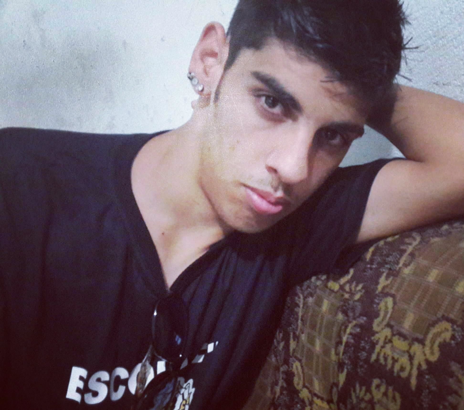 Gaúcho, colorado, 19 anos. Para de stalkear e segue aí.