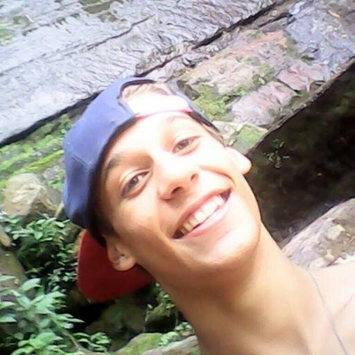 Eu sou fiel e meu canto é mais forte, bato no peito com muita emoção, eu grito Brasil eu te amo, tu mora no meu coração