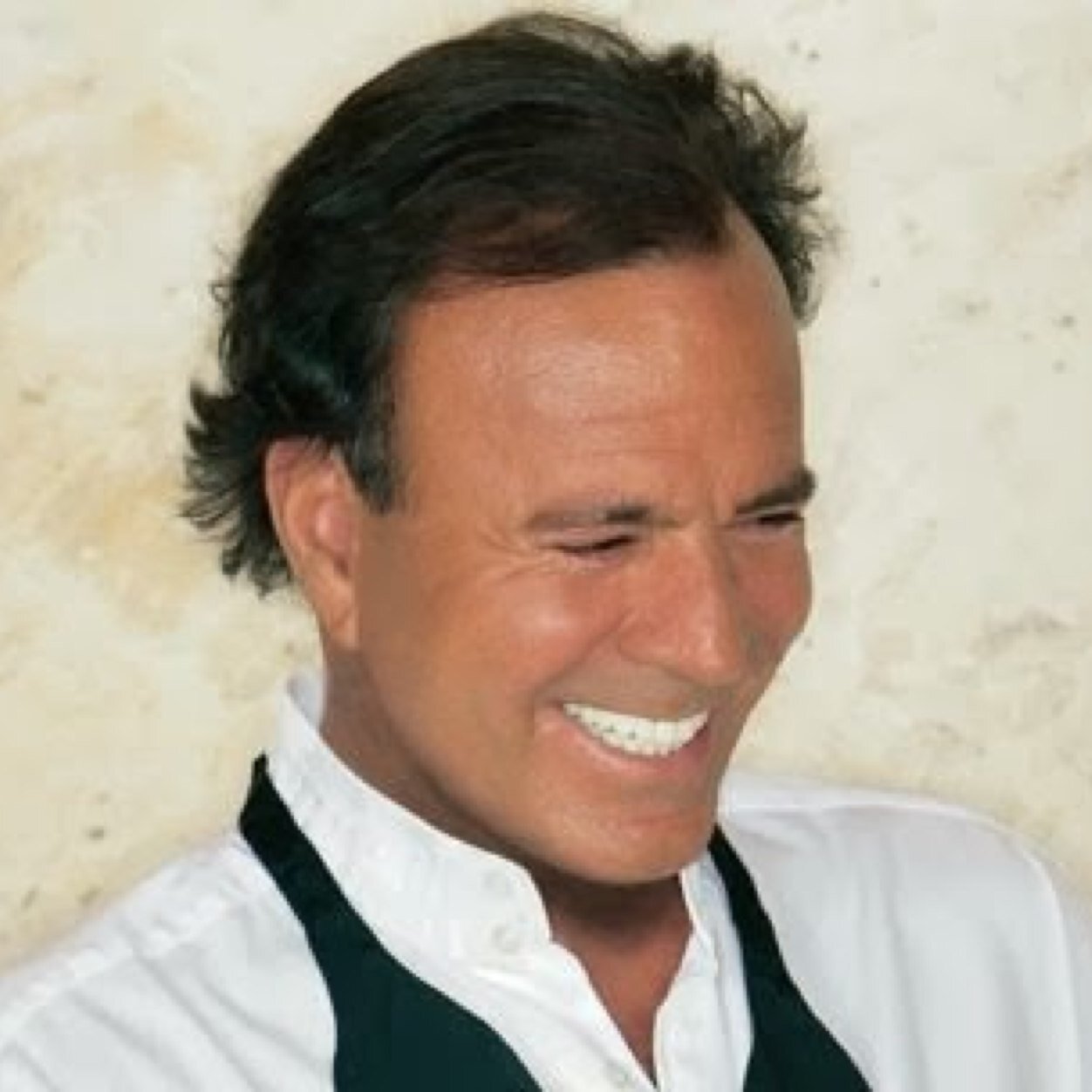 Julio Iglesias es el cantante latino más famoso del mundo,con unas ventas superiores a 360 millones de discos en todo el mundo.